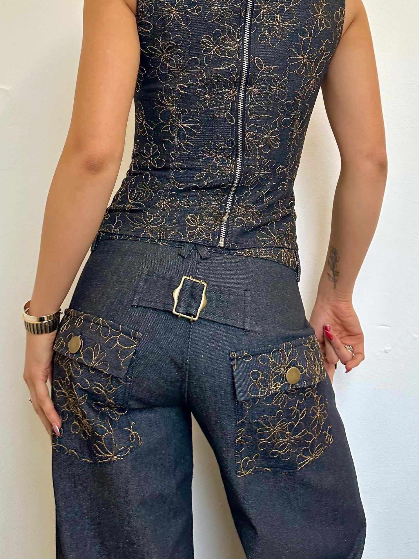Charlie Elegance - Tijdloos charme in stijlvol geborduurd denim